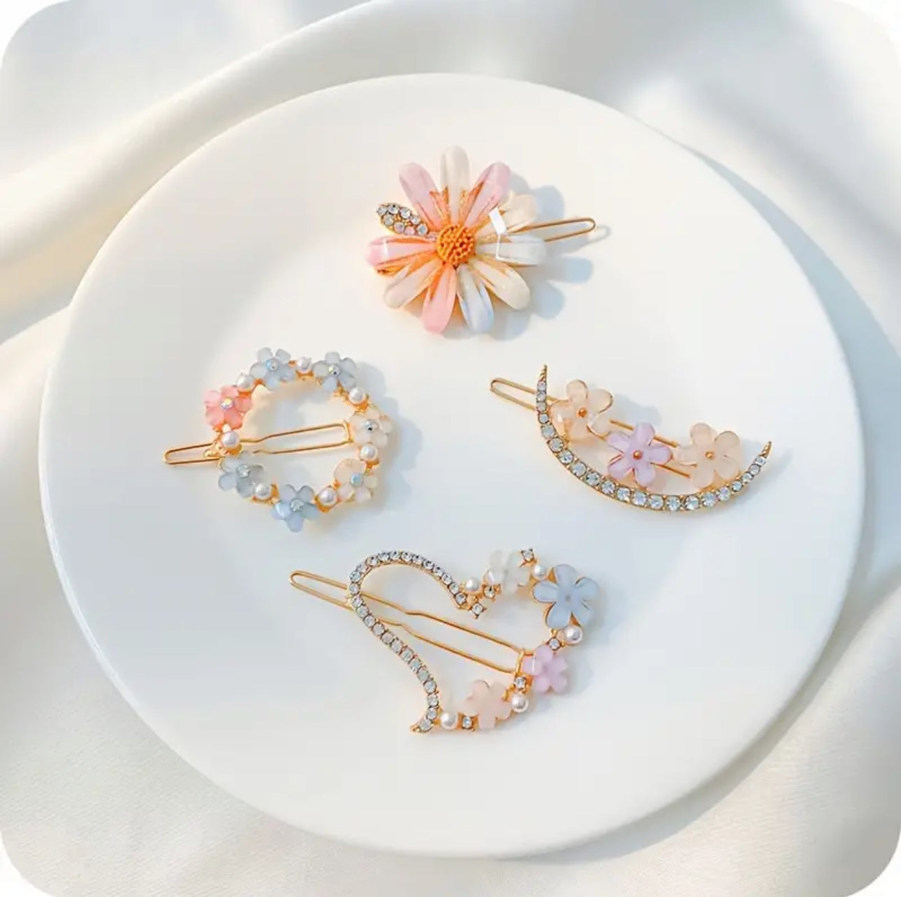 Blooms on the Go: Set of 4 Small Hair Clips with Delicate Flower Details